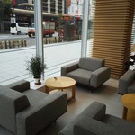 グリーン バー - 窓際のソファー席