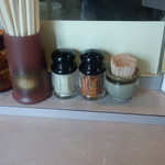 春木屋 - カウンターの調味料H28.9