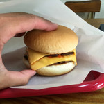 SHURI - ダブルチーズバーガーのサイズの参考までに