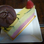 エリティエ - ピスタチオとフランボワーズのムースケーキ