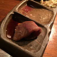牛屋 銀兵衛 銀座本店 - 硯のような形をしたタレ皿は脂やタレがお肉に浸らないので使い勝手酔いですね、