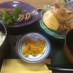 長松 - 九月十九日（敬老の日 祝日）のランチ。生姜焼きと左上の魚は恐らく彼岸ハゼか…850円