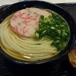 うどん 丸香 - 薬味としてショウガ（右下）が付いています。卓上には天かすもあり。