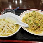 Shan Hai Gaden - 海老とチャーシューレタスチャーハン　半ラーメン