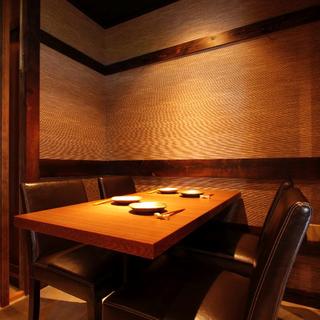 4名様でお座りいただけるオススメのテーブル席。
                                  歓送迎会や顔合わせ、ご接待に。
