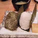 酒菜と炭 てりや - 黒とろろと焼き海苔のおにぎり