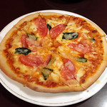 h Il pozzo - バジルとトマトのピッツァ（1,200円）