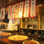 お品書きと大皿に盛られた料理(入口から中ほど)