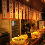 大衆居酒屋　末廣屋 - お品書きと大皿に盛られた料理(中ほどから奥)