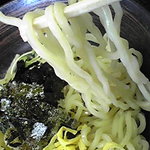 らーめん翔山 - 麺は太麺縮れ麺。多加水率で、小麦の粉が見える美味そうな麺だ。