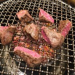 焼肉 山水 - 焼肉山水本店(山水ステーキを切分けたところ)