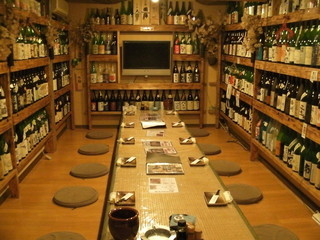 Kitano Izakaya Fuuun Ji - 15名位の個室。酒の瓶がいっぱい！
