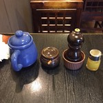 左からソース、自家製ふりかけ、岩塩、洋からし