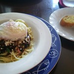 カフェ エルミタージュ - 2016.8ver.①
      ミートソース温玉子を添えて～ボロネーゼ仕立て～バケット付き￥880