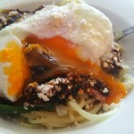 カフェ エルミタージュ - 2016.8ver.③
      ミートソース温玉子を添えて～ボロネーゼ仕立て～ 温玉子割っとく？(*･ω･)ﾉ♪