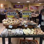 どんぐり - 【2016年09月】仮設店舗：ディスプレイも頑張ってますが、全て近隣店舗からの供給なので、個包装しての販売となってました。