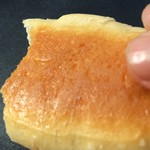 どんぐり - 【2016年09月】塩ぱん、塩ぱんの醍醐味はこの裏側のバターが溶け出して、生地を揚げる様に焼成することによる、ちょっとカリッとした食感とバターの風味の調和がイイんです(-ω-)/