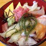 寿司と和食 遊楽 - ランチ特別海鮮丼 ¥1,000