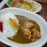 サイドプロジェクトカフェ - 料理写真:からあげカレー（サラダ付き）　\９５０　スパイシーです☆