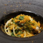 キメラ - 炙り活鱧と九条葱、芹のUS派ゲッティーニ　  炙りカラスミを削って