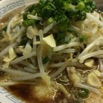 らーめん 小十郎 - ラーメン中:すりニンニク&ニンニクチップ トッピングver