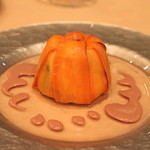 リストランテ エッフェ - プリーモ・ピアット　人参に包まれた、ホロホロ鳥のモモ肉、胸肉と炙ったポルチーニ茸のラグーとカステルマーニョ チーズを和えたオルキエッテ