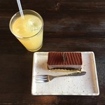 おおげつ - カレーとケーキセット1380円、チョコレートケーキです。