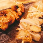 やきとん えん家 - 焼きとん。右はヤゲン軟骨かな