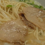 我馬 - 2010.10　チャーシューはやや薄めが3枚。ニンニクも入れちゃいました！