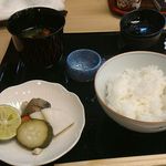 貴久政 - 白ご飯、赤だし、漬物