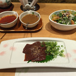 菅乃屋 - レバー刺し＆サラダ（石焼ランチ）