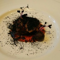 Convivio - 子羊料理 パプリカのソースと土に見立てた竹炭入りパン粉の組み合わせ