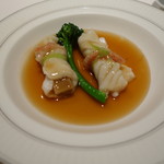 Lung King Heen - ハタで、蒸し煮した鮑を巻き、オイスターソースで。