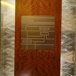 Lung King Heen - エントランスの看板