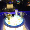 Luna Bar - ドリンク写真:テーブル　ライトでまぶしい