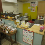 越中屋 - 果物屋さんの一角にあります。
