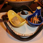 観月苑 - 前菜  奥の方、イイダコの小豆煮