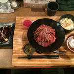 Hyakushokuya - ステーキ丼（肉ダブル）＆煮込みハンバーグ定食（上方から）