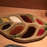 串揚げ 依知川 - 写真には載せてませんがゴルゴンゾーラの串揚げにはハチミツの小皿が出てきました♪