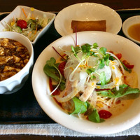 チャイニーズ 芹菜 - 「Dランチ」(900円)。冷やし担々麺＋ミニ麻婆飯(サラダ、春巻付き)。