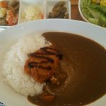 一汁三菜 - 日替わりの、カツカレーセット（副菜・サラダ・みそ汁付き）735円（税込）　みそ汁は付いていませんでした。これを書いてて、ないことに気づきました(^^;