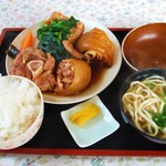 和泉食堂 - てびち煮付け全体写真