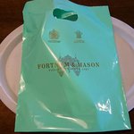 フォートナム・アンド・メイソン・コンセプトショップ - FORTNUM & MASON 三越日本橋本店 英国王室御用達マークが入る品位あるビニール袋