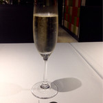 Gaucher - グラスのスパークリング（1,000円）。Cremant d'Alsaceまでは記憶してるけどそっから先忘れちゃったｗ。