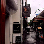 Gaucher - お店が入るビルの入り口。すぐ近くに六本木四丁目のバス停があります。