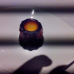 Gaucher - ハーブティーと一緒に供された、カヌレ。見た目よりも軽い仕上がり。
      （カメラとライトのタイミングよくなかったのか、黒い線が入ってます。すみません）