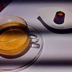 Gaucher - 食後のハーブティーはカモミールで。他にコーヒー・紅茶・エスプレッソが選べます。横に添えられているのはカヌレ。
      （カメラとライトのタイミングよくなかったのか、黒い線が入ってます。すみません）