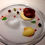 Gaucher - Menu30（3,000円）のDessert：サワーチェリーのマフィンとラベンダーのジェラート。