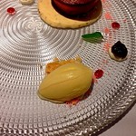 Gaucher - Menu30（3,000円）のDessertからラベンダーのジェラート。色だけみるとただのバニラアイスなんですが、これがかなりしっかりとラベンダーの香りをまとっているという不思議さ。