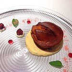 Gaucher - Menu30（3,000円）のDessertから、サワーチェリーのマフィン。サワーチェリーは意外にもそれほどしつこくなく、満腹さんにもぺろり。